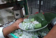 bocah penjual kue putu