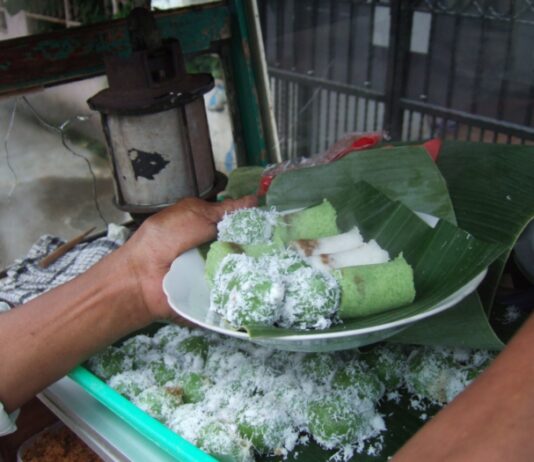 bocah penjual kue putu