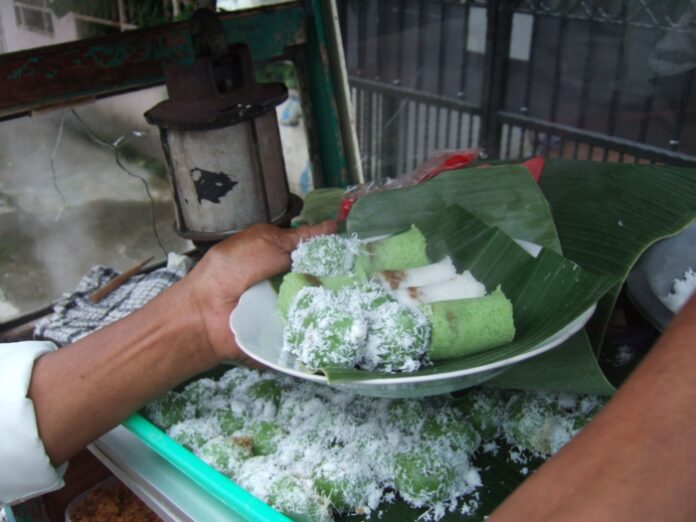 bocah penjual kue putu