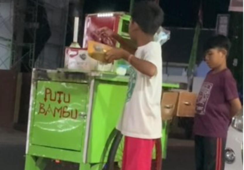 bocah penjual kue putu