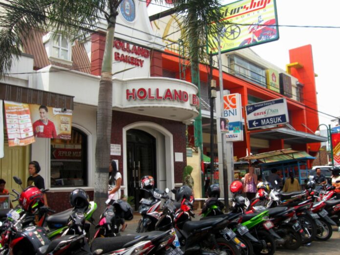 holland bakery diserbu pembeli