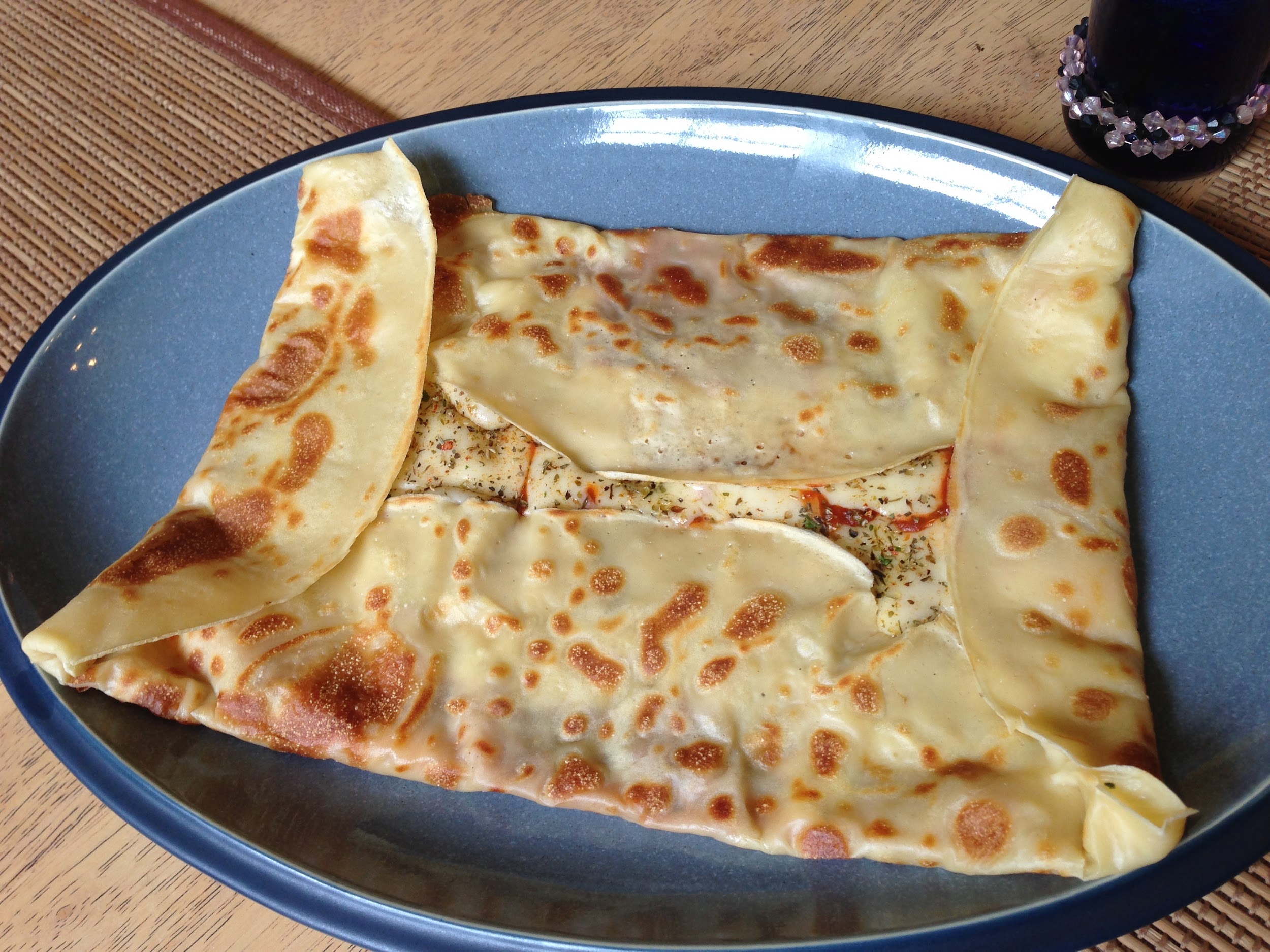 menikmati roti maryam