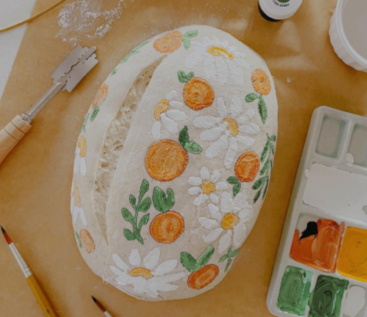 Seorang IRT Viral di Instagram Gara-Gara Melukis di Atas Sourdough melukis di atas sourdough