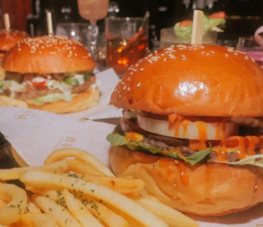 Nikmati Burger Gourmet dan Cocktail Menyegarkan di The Bank Bar & Burgers the bank & burgers