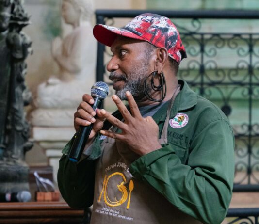 Menggali Kearifan Dapur Hutan Papua Bersama Chef Charles Toto chef charles toto