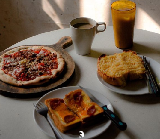 Kedai Roti Ibu Saya, Nongkrong Sambil Makan Roti Cuma 5 Ribu! kedai roti ibu saya