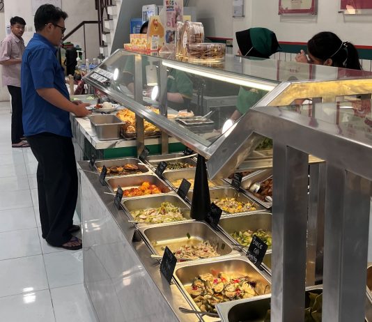 Warung Nasi Prasmanan Ini Punya Lebih Dari 40 Pilihan Lauk, Bisa Nambah Nasi Gratis
